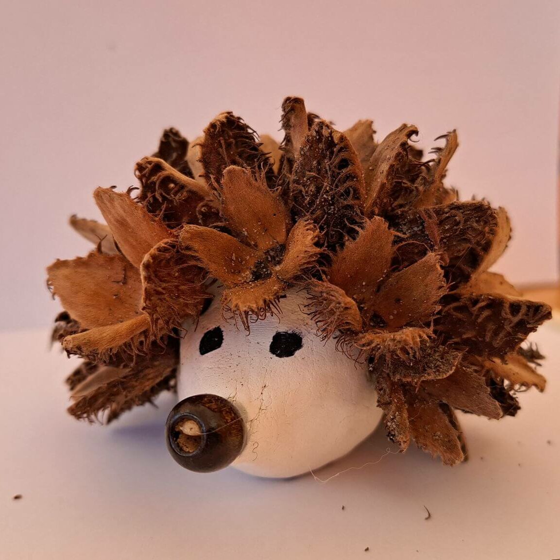 Ein aus FIMO und Bucherckern gebastelter Igel